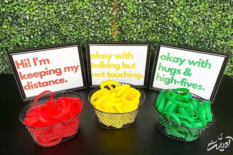 عروسی‌ با تم کرونا؛ از برگزاری در پارکینگ تا توزیع دستبندهای نزدیکم نشو